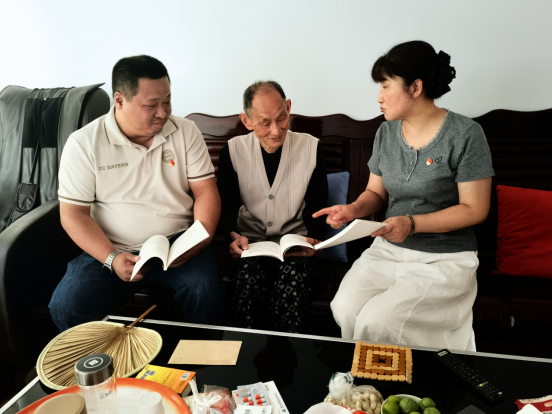 “紅燭映初心 先鋒耀杏壇“--遂寧四中隆重召開慶祝建黨104周年暨“七一”表彰大會(huì)113.png